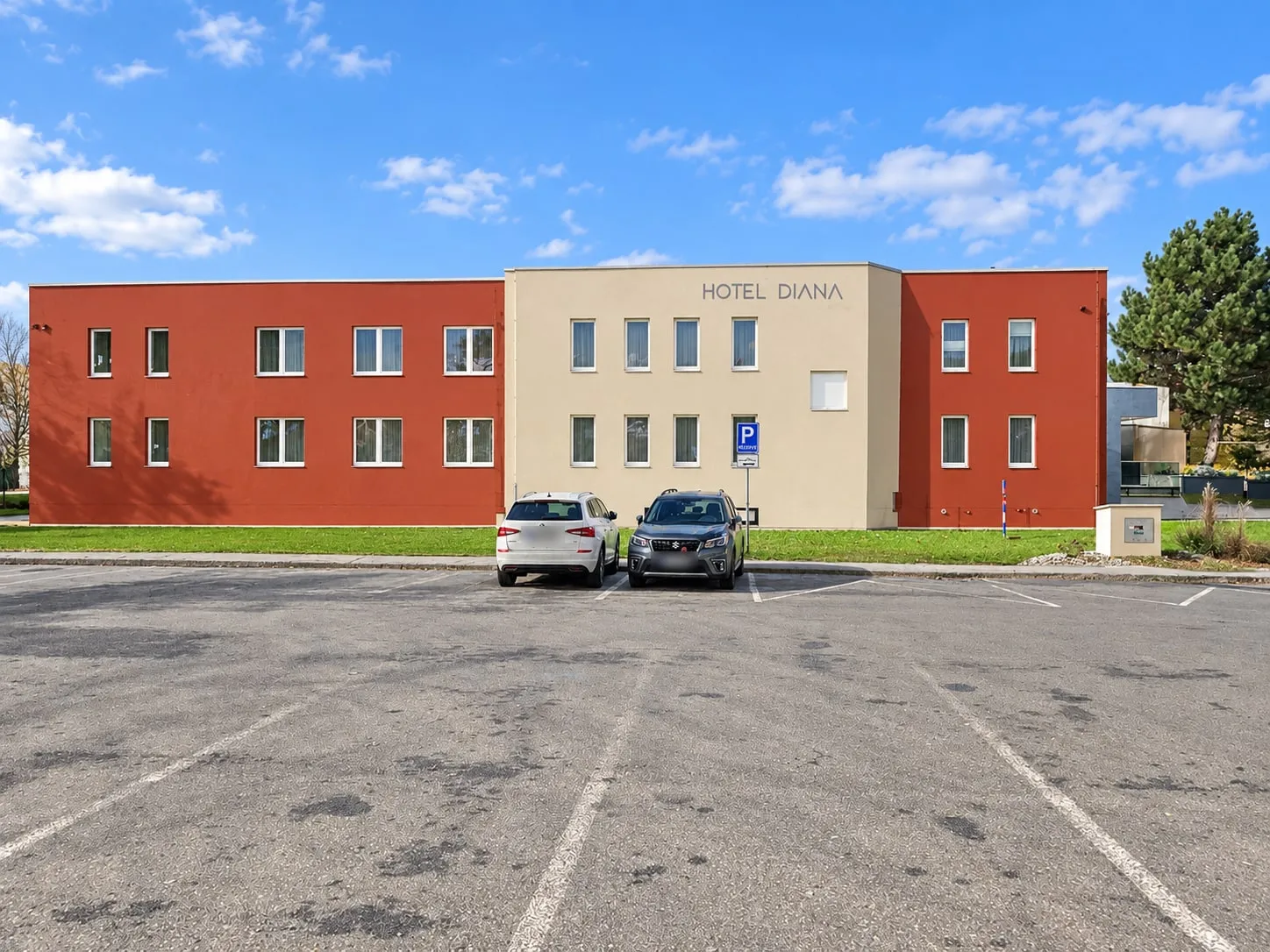 Hotel Diana s parkovištěm přímo před budovou