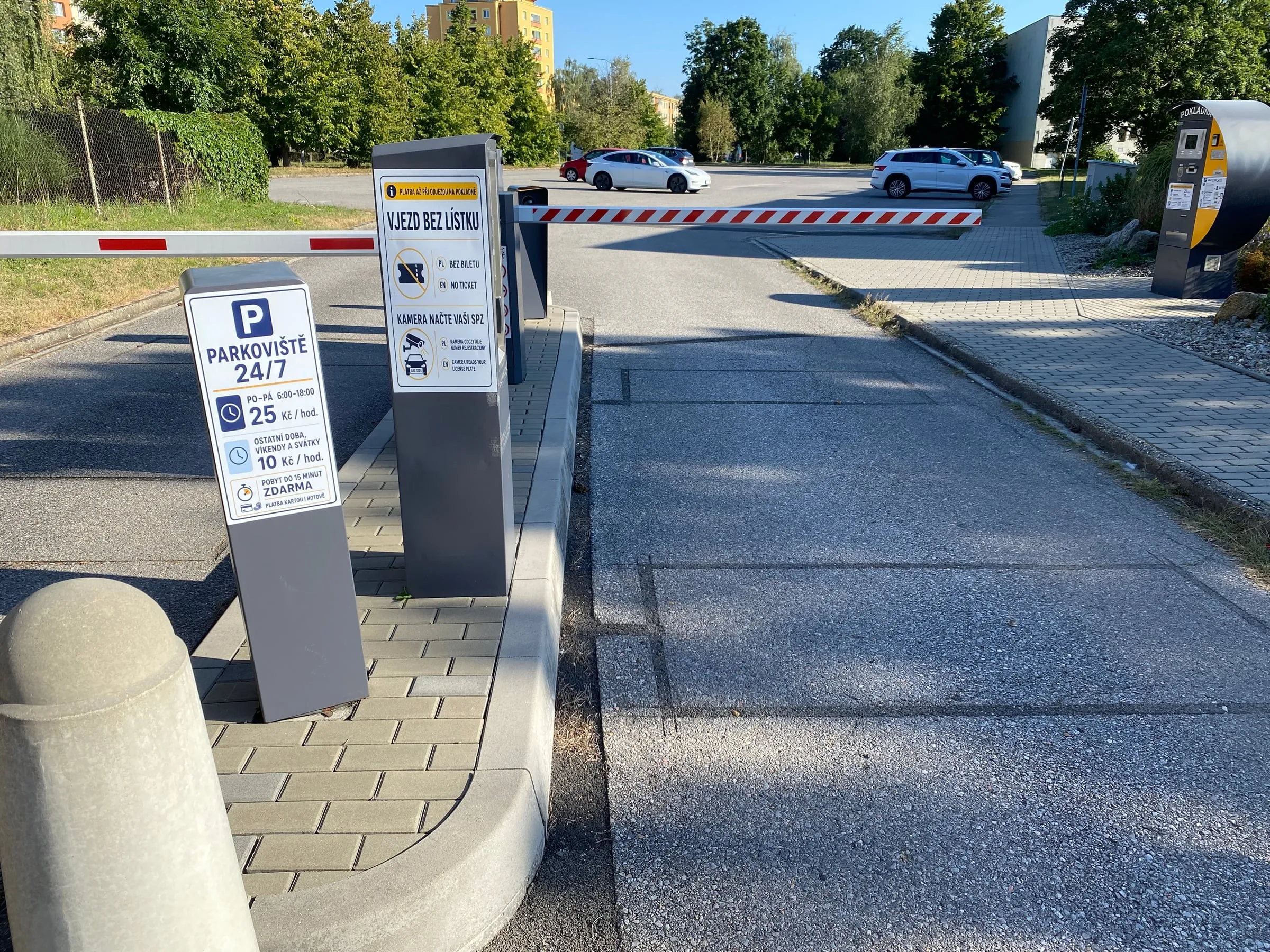 Vjezd na parkoviště se závorou a cedulí Vjezd bez lístku – kamera načte vaši SPZ